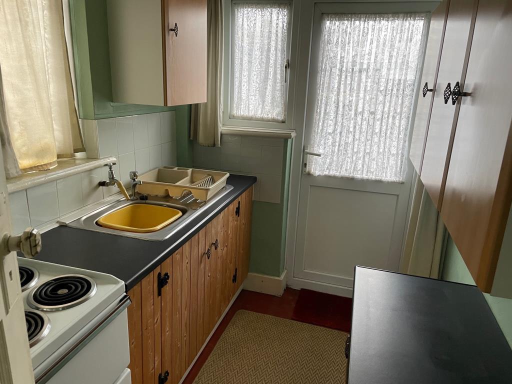 Lot: 135 - SEMI-DETACHED HOUSE FOR IMPROVEMENT WITH POTENTIAL TO EXTEND -